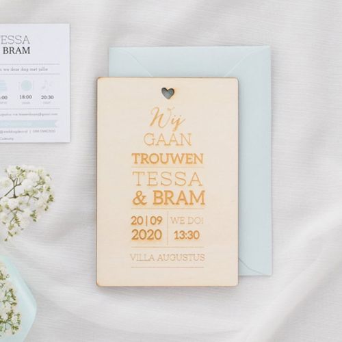 Houten trouwkaart lovely lettertypes