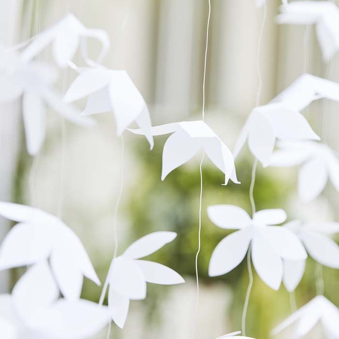 Backdrop origami bloemen wit Botanical Wedding Ginger Ray