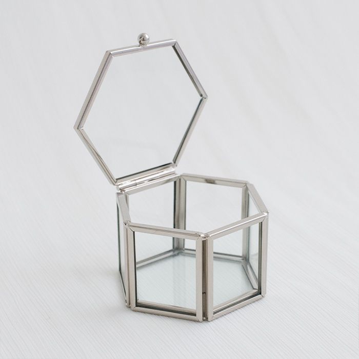Glazen ringdoosje hexagon zilverkleurige randjes open