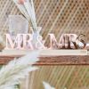 Tafeldecoratie Mr & Mrs acryl A Touch of Pampas Ginger Ray