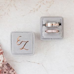 Samt Ring Box quadratisch Marble Grey mit Initialen