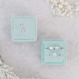 Samt Ring Box quadratisch Soft Mint mit Initialen